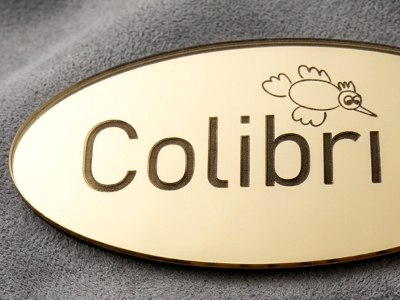 incisione laser logo su plexiglass specchiato oro